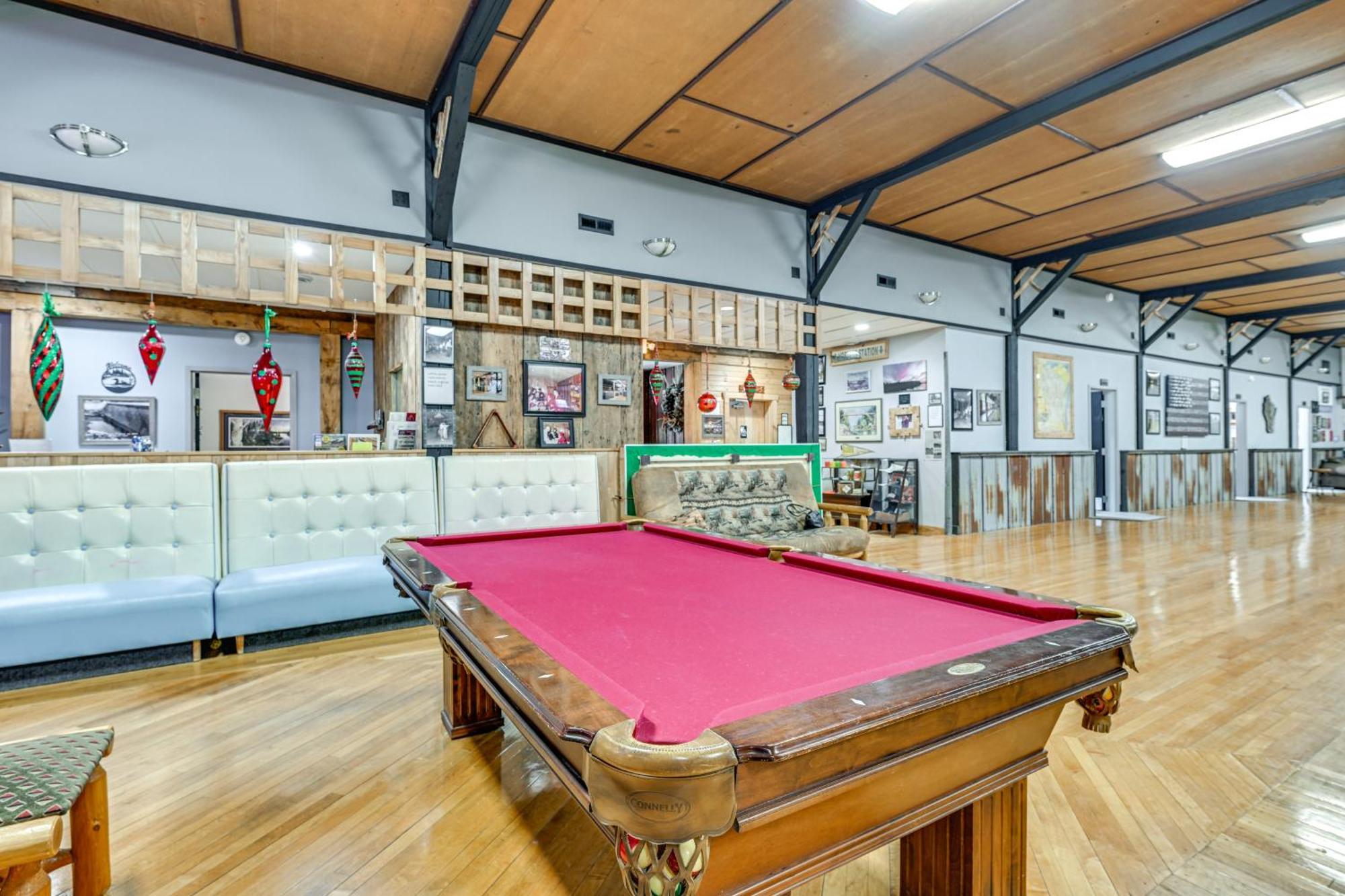 Massive Hatfield Loon Lodge With Roller Rink Bagian luar foto