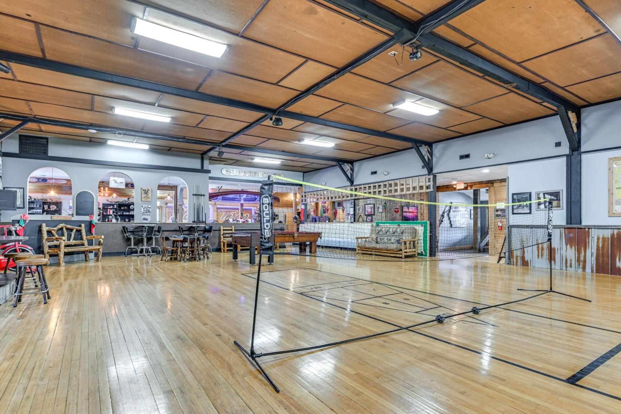 Massive Hatfield Loon Lodge With Roller Rink Bagian luar foto
